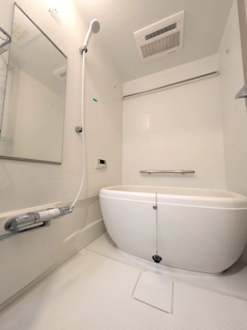 バス・シャワールーム　※同タイプの別のお部屋の写真です。 日々の疲れを癒すお風呂付