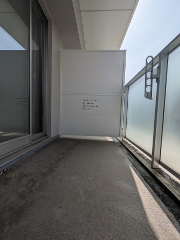バルコニー　※同タイプの別のお部屋の写真です。 お洗濯にも便利なバルコニ