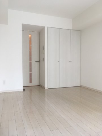 居室・リビング　※同タイプの別のお部屋の写真です。 8.1帖の広々したお部屋