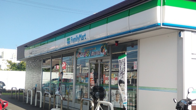 コンビニ　ファミリーマート（２４時間営業）（コンビニ）まで270m