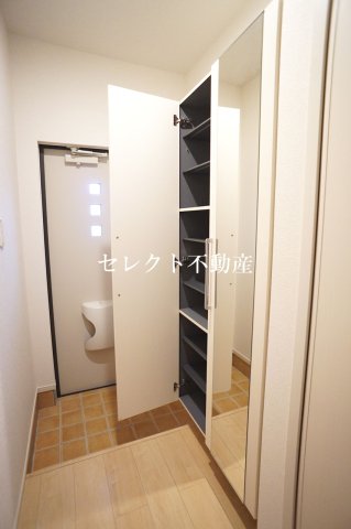 玄関　収納もある玄関です
