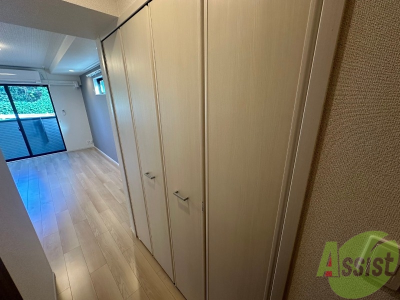 収納　お部屋にあるクローゼットの写真です。清潔感があります。