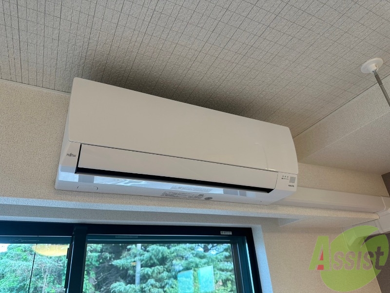 その他設備　備え付けのエアコンです。入居後、すぐ使えますね。