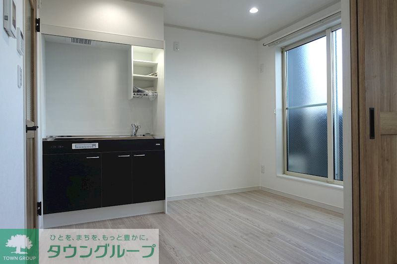 居室・リビング　ナチュラルな木目調の床材・建具を使用しており、温かい空間を…