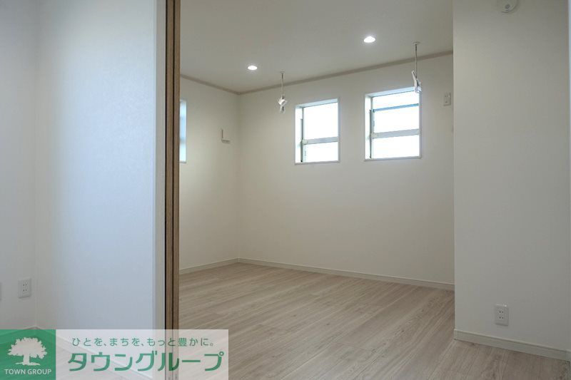 その他部屋・スペース　洋室は5.9帖。ナチュラルな木目調の床材・建具を使用してお…