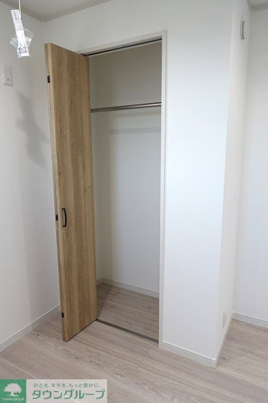 収納　ナチュラルな木目調の床材・建具を使用しており、温かい空間を…