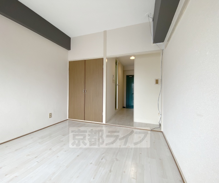 居室・リビング　御薗橋商店街沿いの南向きのお部屋です。徒歩５分圏内にス...