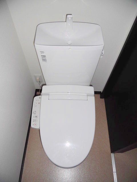 トイレ　温水洗浄便座付きトイレです
