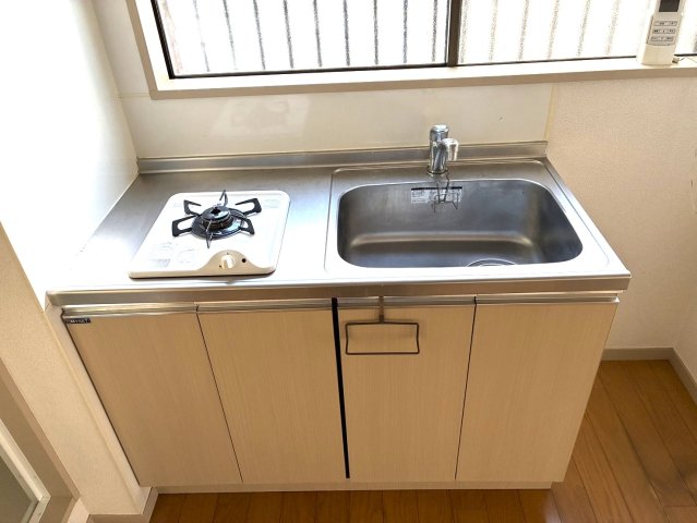 キッチン　※写真は101号室です。202号室の台所に窓はありません。ガ