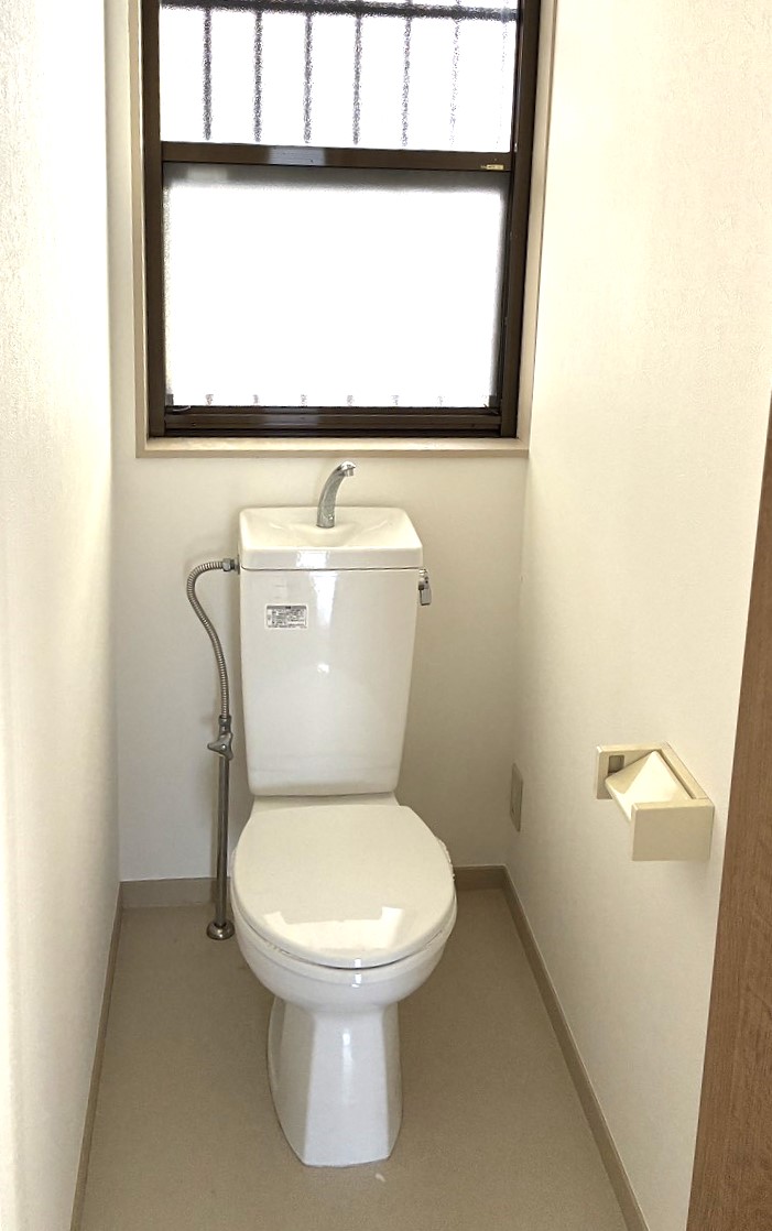トイレ　※写真は101号室です。202号室のトイレに窓はありません。