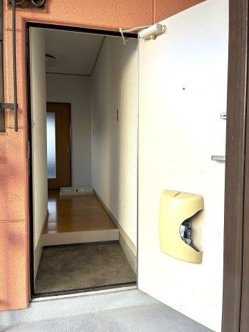 玄関　※写真は101号室です。
