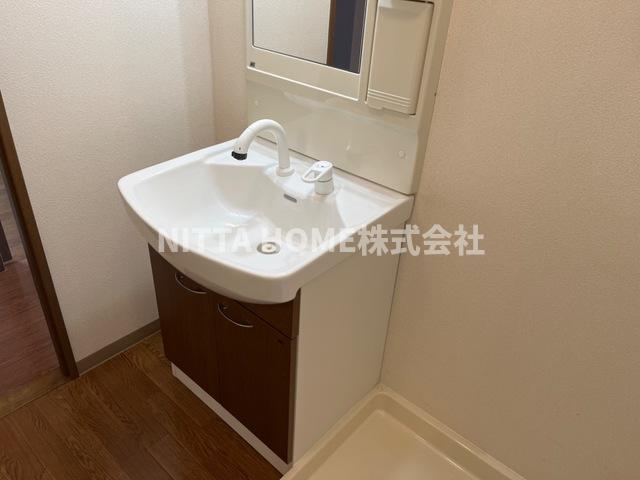 洗面設備　シャワー付き洗面台で朝の身支度はばっちり◎