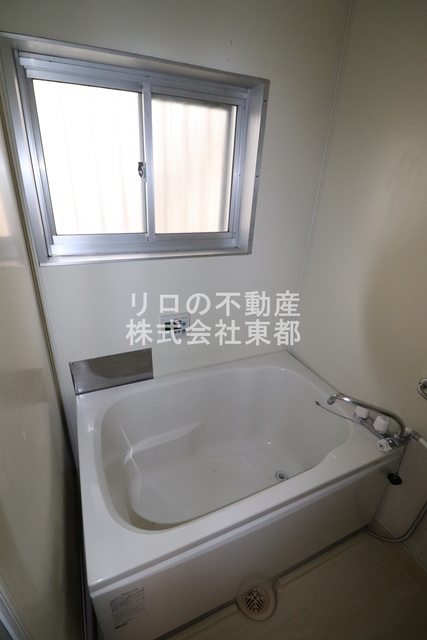 バス・シャワールーム　窓付きのバスルーム♪換気もできて気持ちいいですね♪