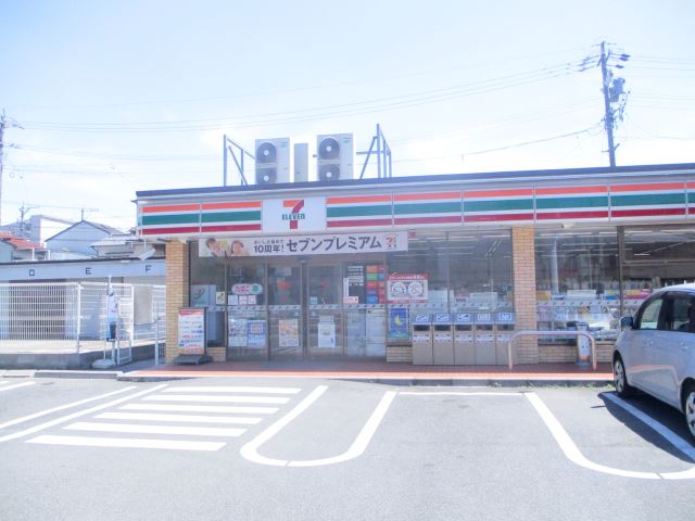 コンビニ　セブンイレブン（コンビニ）まで590m