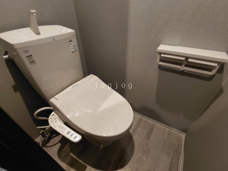 トイレ　嬉しい温水洗浄便座付きのトイレです。