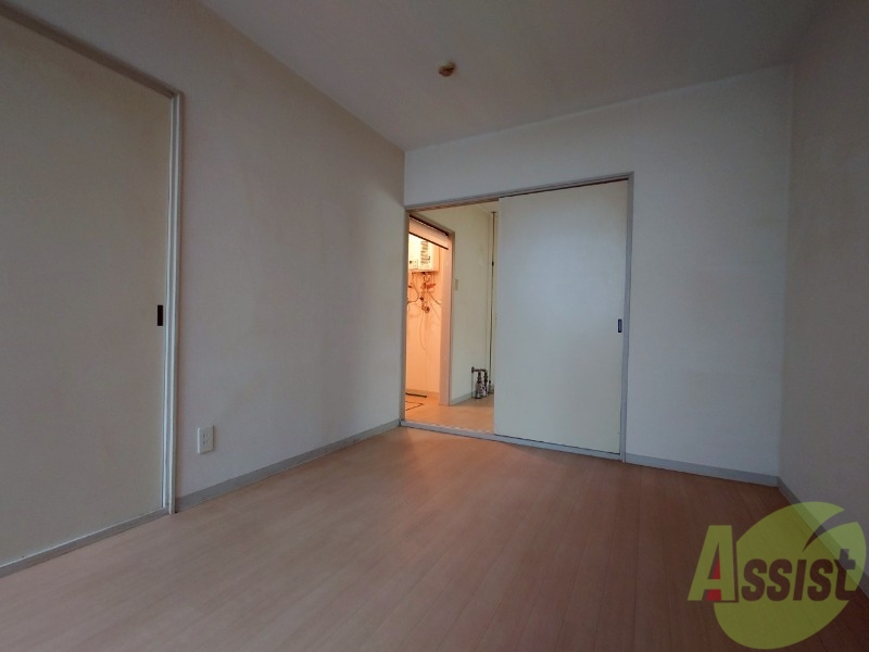 その他部屋・スペース　寝室はこちらです。光が差し込む、温かみのあるお部屋です。