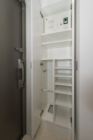 玄関　※同タイプの別のお部屋です。