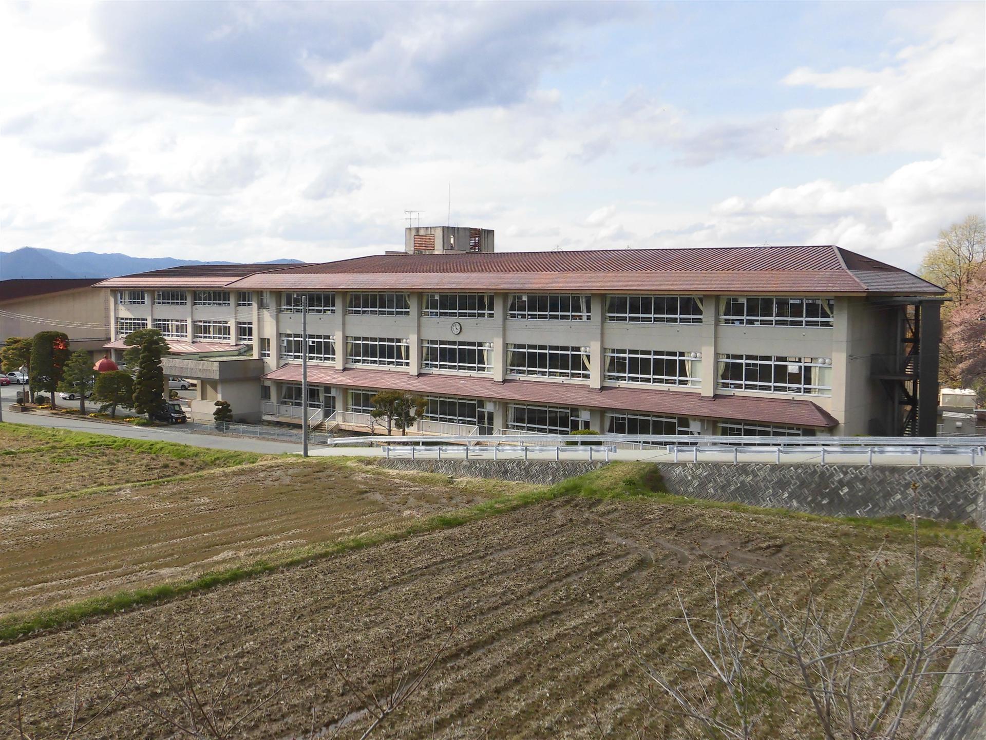 中学校　蔵王第一中学校（中学校）まで2400m