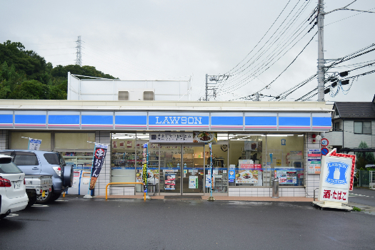 コンビニ　ローソン 平塚根坂間店（コンビニ）まで718m