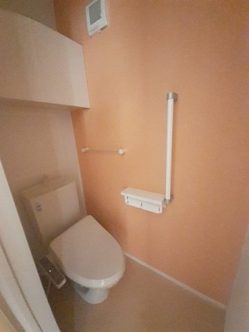 トイレ　落ち着いた色調のトイレです