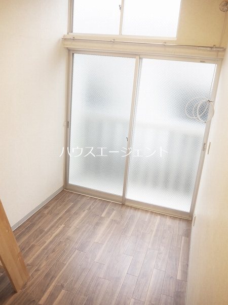 居室・リビング　4帖の洋室です。