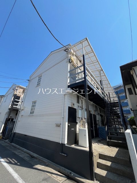 建物外観　白と青を基調とした外観です