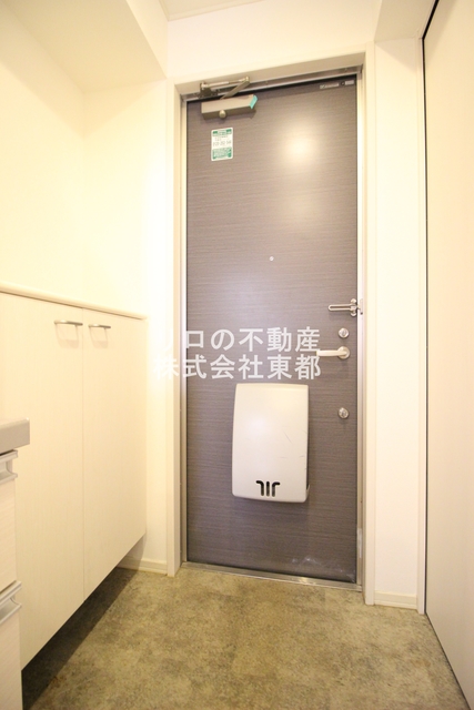 玄関　玄関には下駄箱があるのでスッキリとした空間を保てます