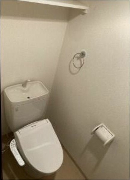 トイレ　※写真は同じマンションの違う部屋のものになります。