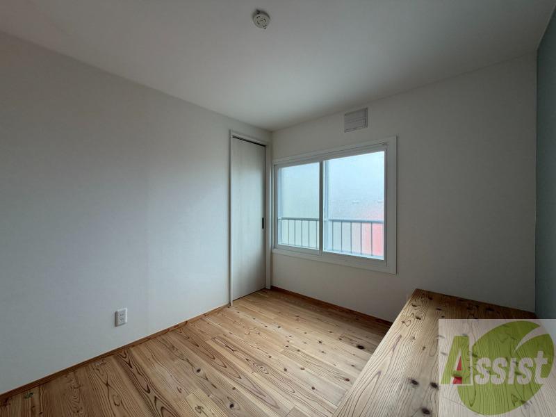 その他部屋・スペース　こちらのお部屋は光が差し込む、温かみのあるお部屋です。