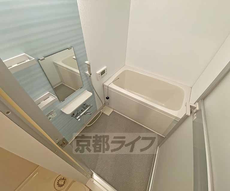 バス・シャワールーム　ＩＨコンロ２口アクセントパネルがお洒落な浴室です。