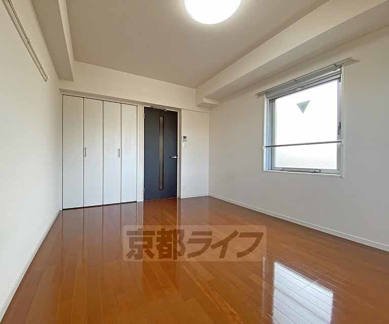 居室・リビング　大きな通りから一筋入った閑静な住宅街です。スーパー徒歩...