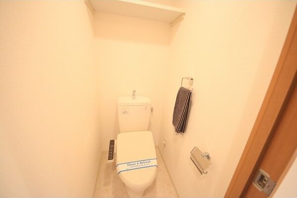 トイレ　※写真は同じマンションの違う部屋のものになります。