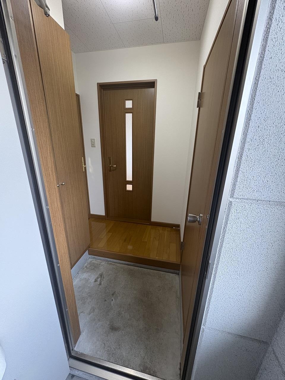 旭川市 2階建 築24年の玄関写真