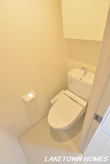 トイレ　上部に収納のある温水洗浄便座付のトイレです。