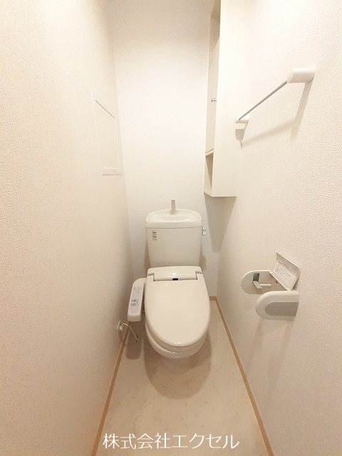トイレ　温水洗浄便座です。