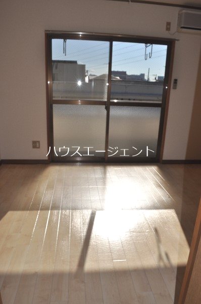 居室・リビング　南向きで日当たり良好です。