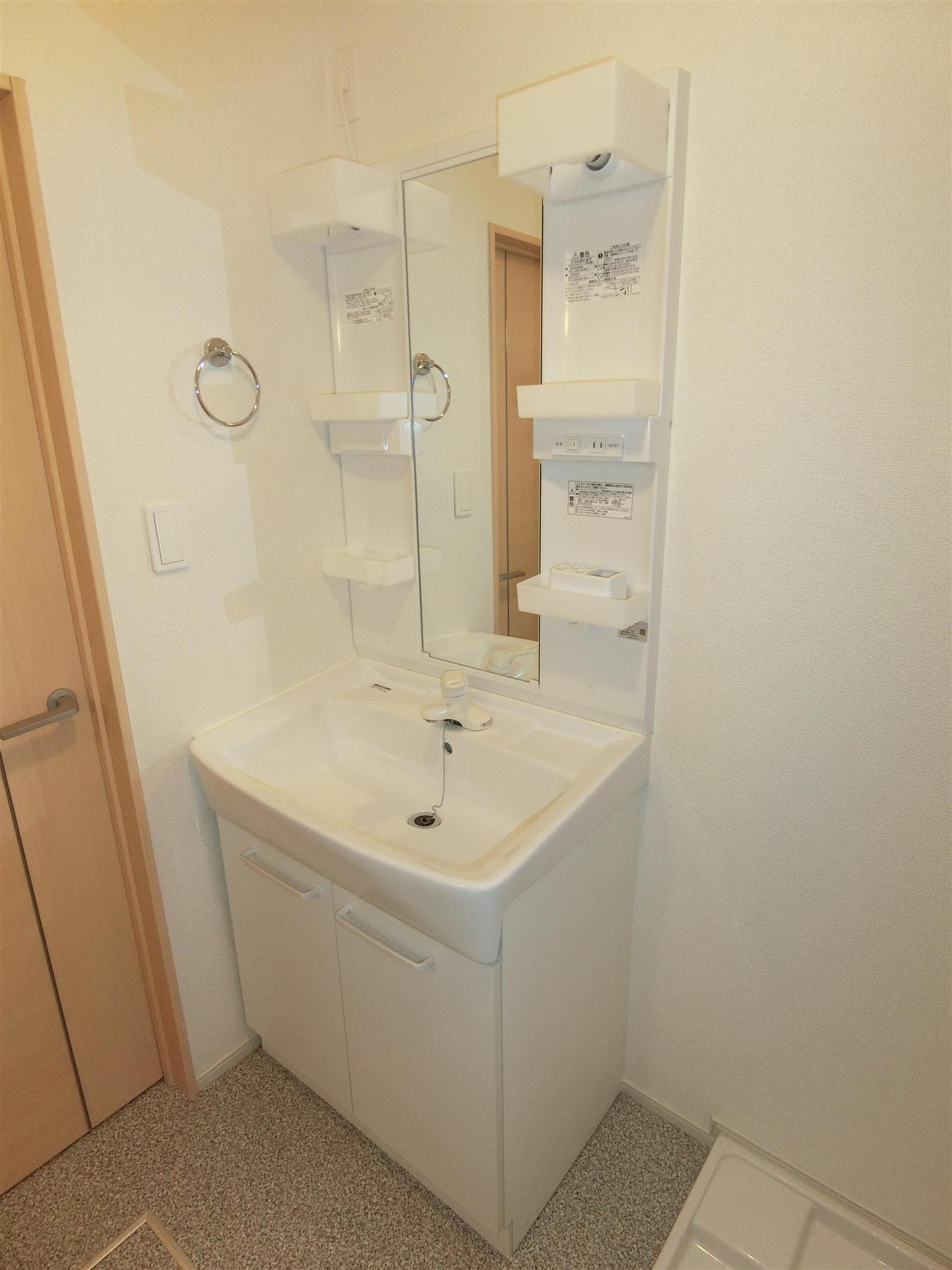 洗面設備　スキンケア用品も収納できる棚付き洗面化粧台♪