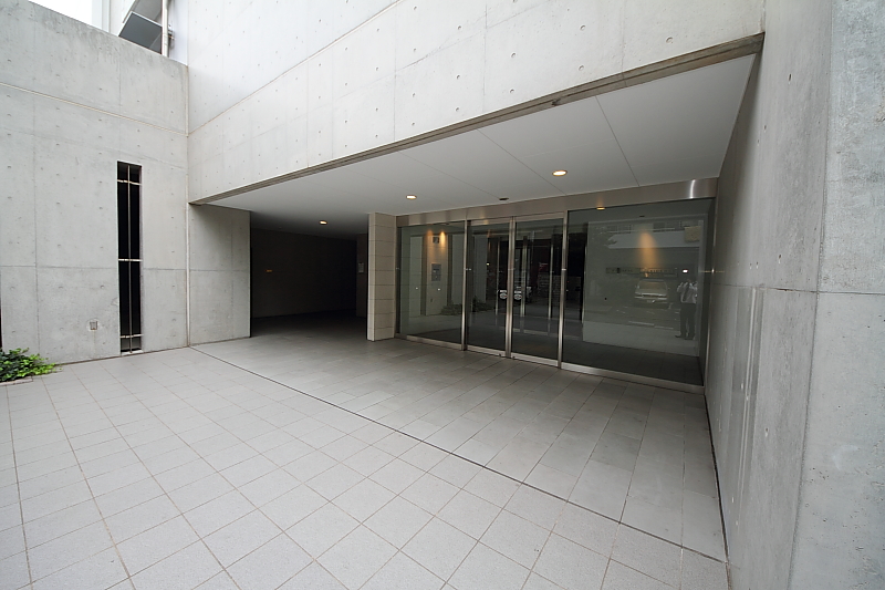 エントランス　オートロック、防犯カメラ付