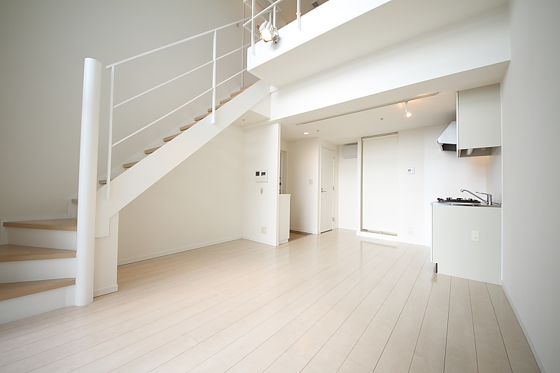 居室・リビング　白を基調とした明るい室内