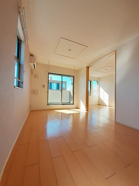 居室・リビング　室内が明るく開放感のあるリビングルームです。