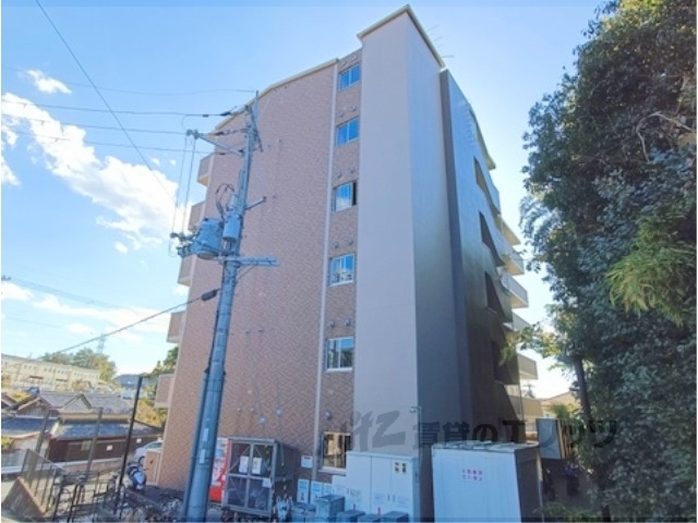 【草津市岡本町のマンションの建物外観】