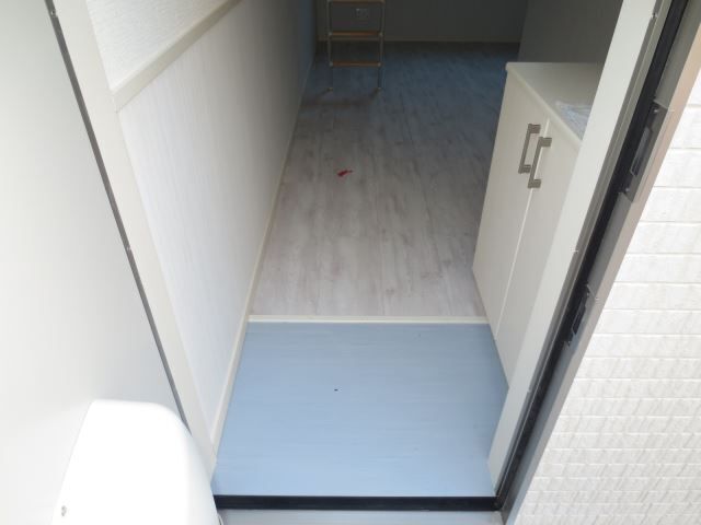 玄関　この建物は２階に玄関があります。