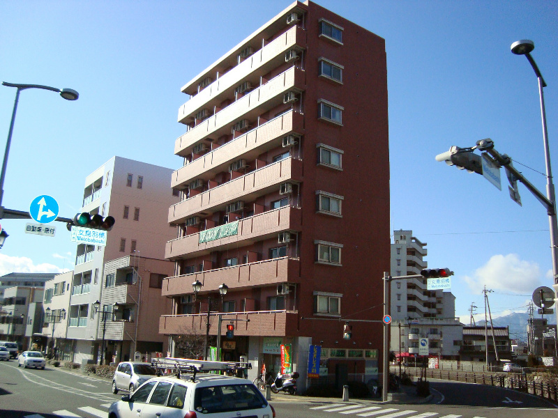 松本市中央のマンションの建物外観