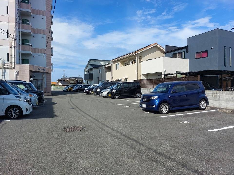 【伊予郡松前町大字北黒田のマンションの駐車場】