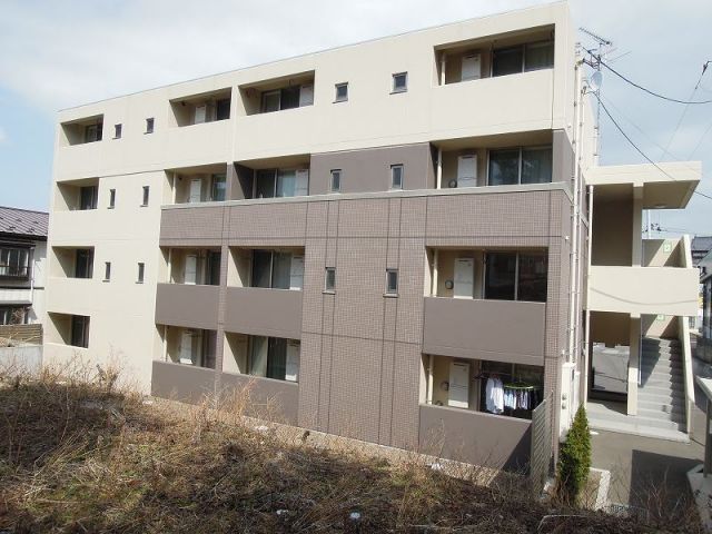 八戸市大字新井田のマンションの建物外観