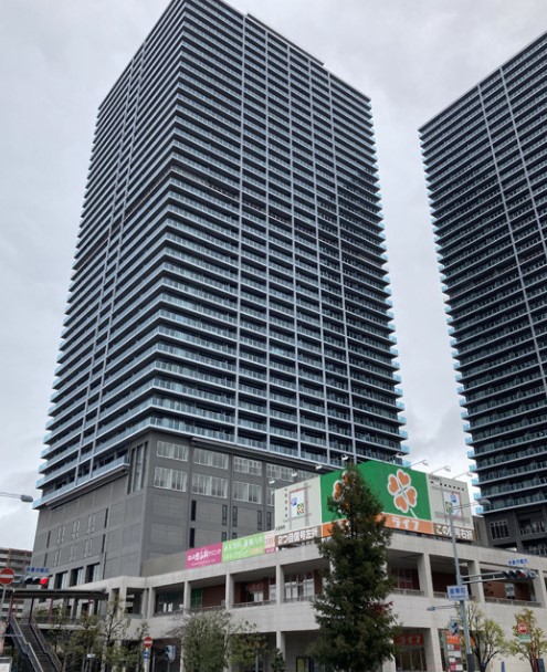 【八尾市龍華町のマンションの建物外観】