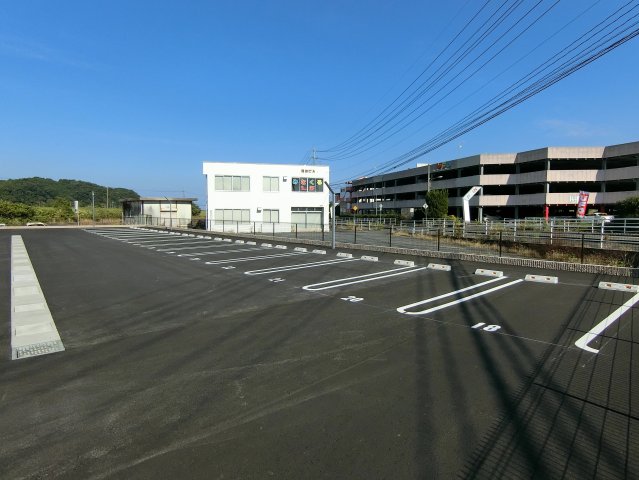 【倉吉市見日町のアパートの駐車場】