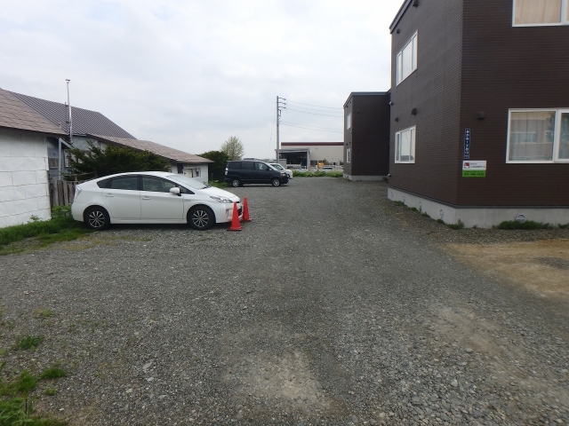 【夕張郡長沼町あかねのアパートの駐車場】