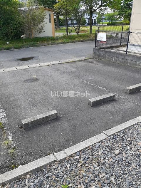 【郡山市安積荒井本町のアパートの駐車場】