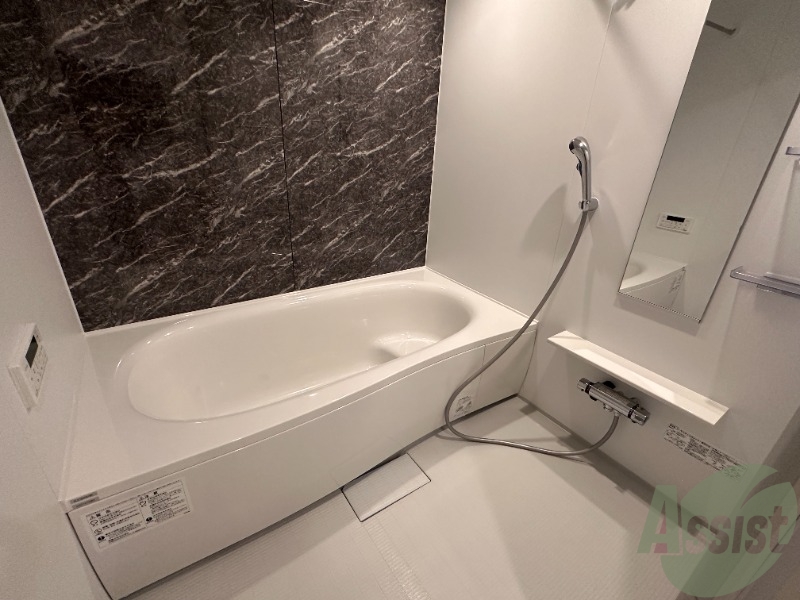 バス・シャワールーム　こちらの広々としたお風呂で一日の疲れを癒して下さい。